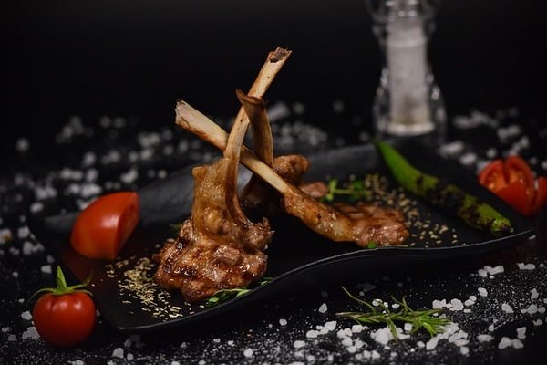 Quels sont les plats à goûter dans les restaurants équipés de planchas haut de gamme ?